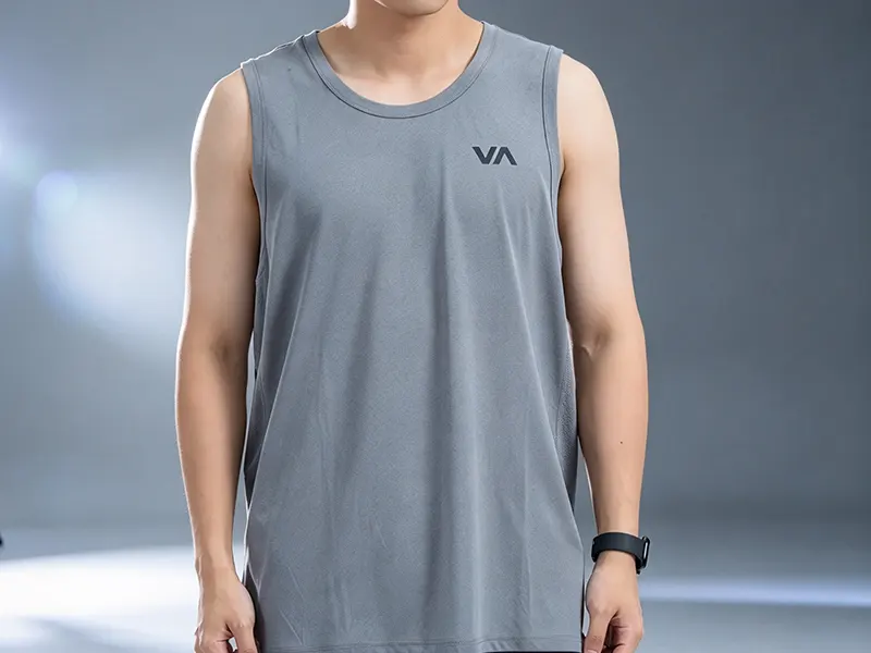 Sportvent-tanktop combineert prestaties en minimalistische stijl voor actieve mannen.