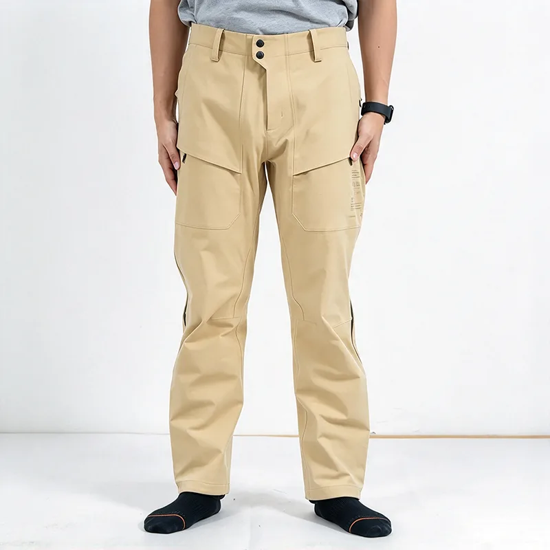 Beige waterdichte hardshell cargobroek met thermische stof en lange zijritsen