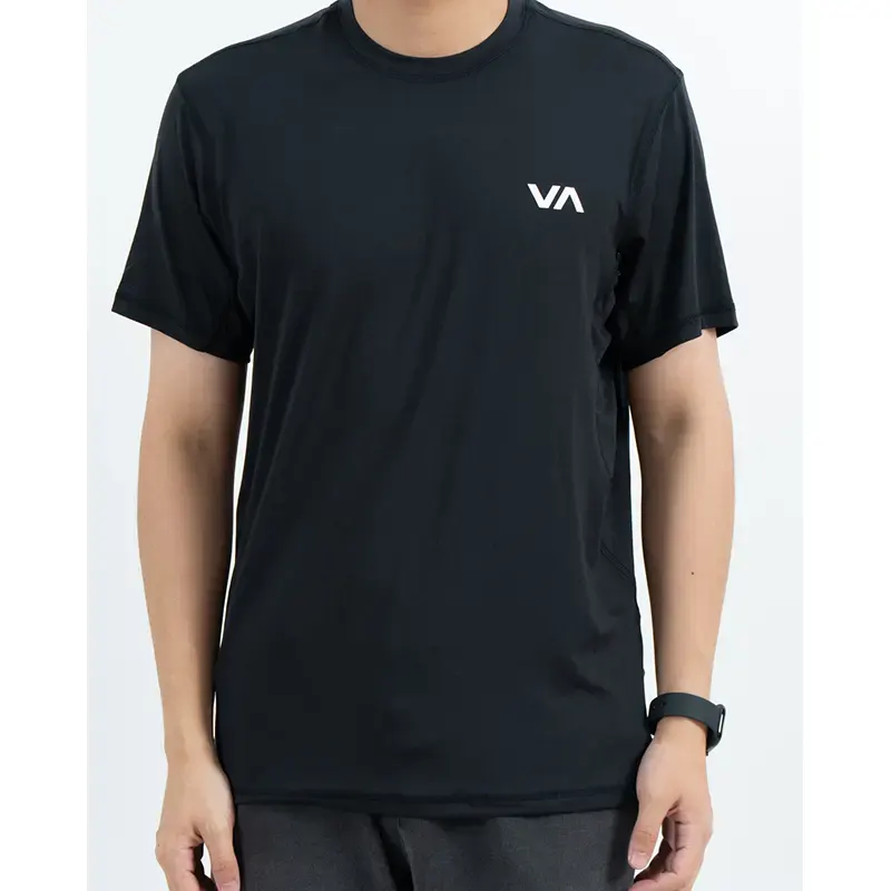 Zwart sneldrogend T-shirt met ronde hals, voorgevormde zijnaden en borstlogo