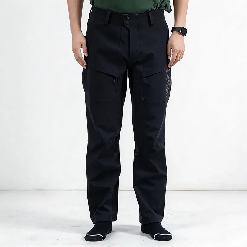 Zwarte waterdichte hardshell cargobroek met thermische stof en zijritsen