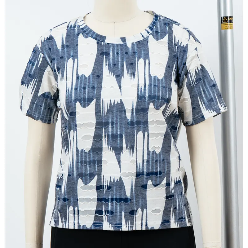 Blauw en wit T-shirt met abstracte print en rimpeltextuur