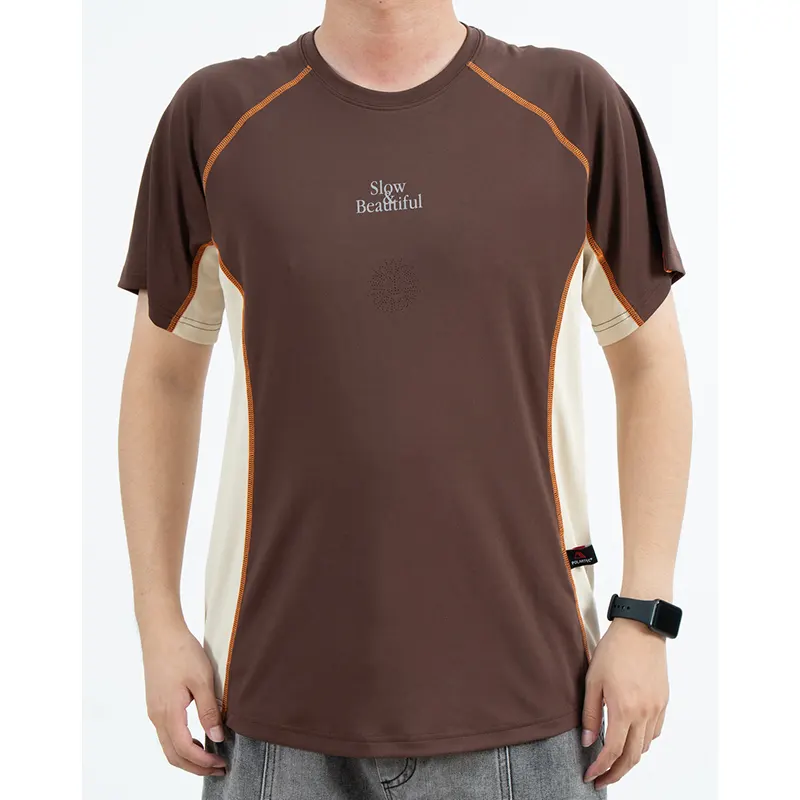 Bruin ademend raglan-T-shirt met crèmekleurige zijpanelen en oranje naadlijnen