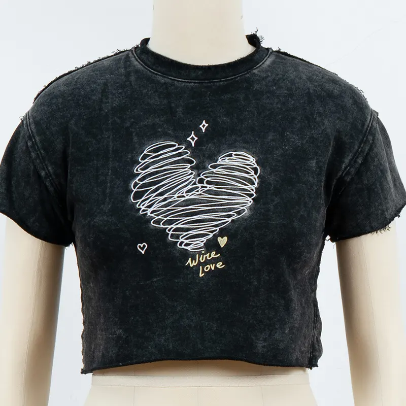 Cropped hartvormig grafisch T-shirt met raw-edge detail