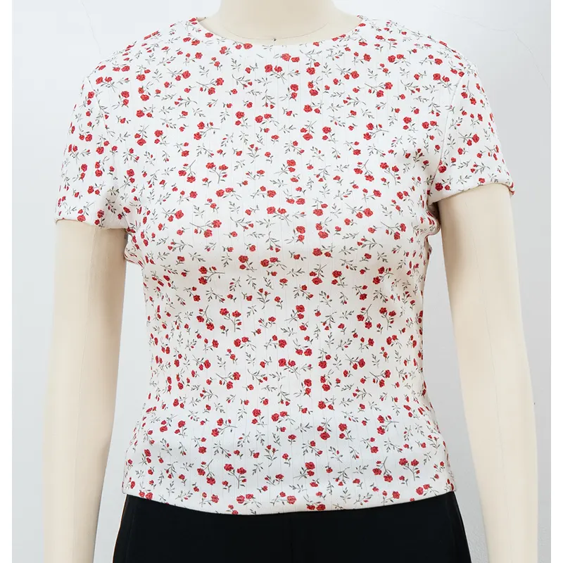 Getailleerd T-shirt met ronde hals en rode bloemenprint