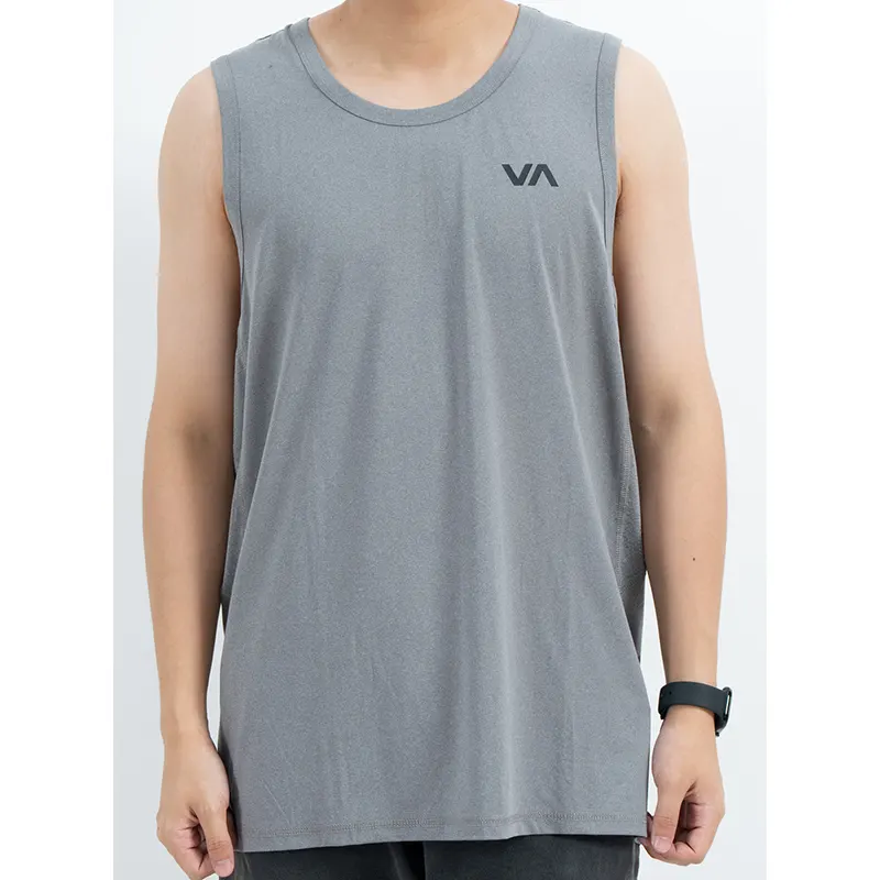 Grijze tanktop met ronde hals, borstlogo en letters opzij