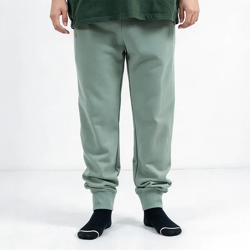 Saliegroene joggingbroek met geribbelde enkelmanchetten