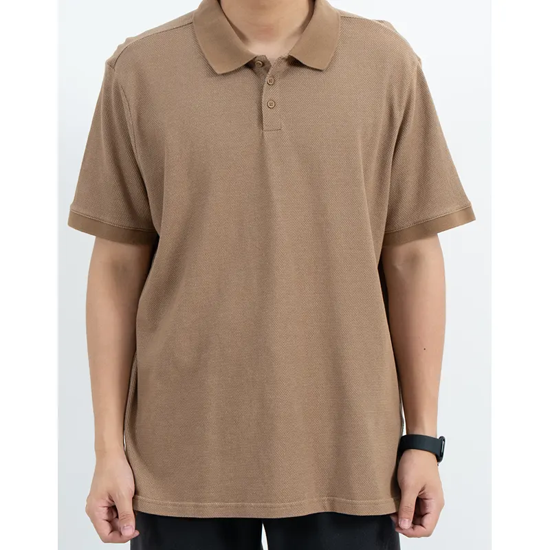 Getextureerd bruin poloshirt met korte mouwen en sluiting met drie knopen