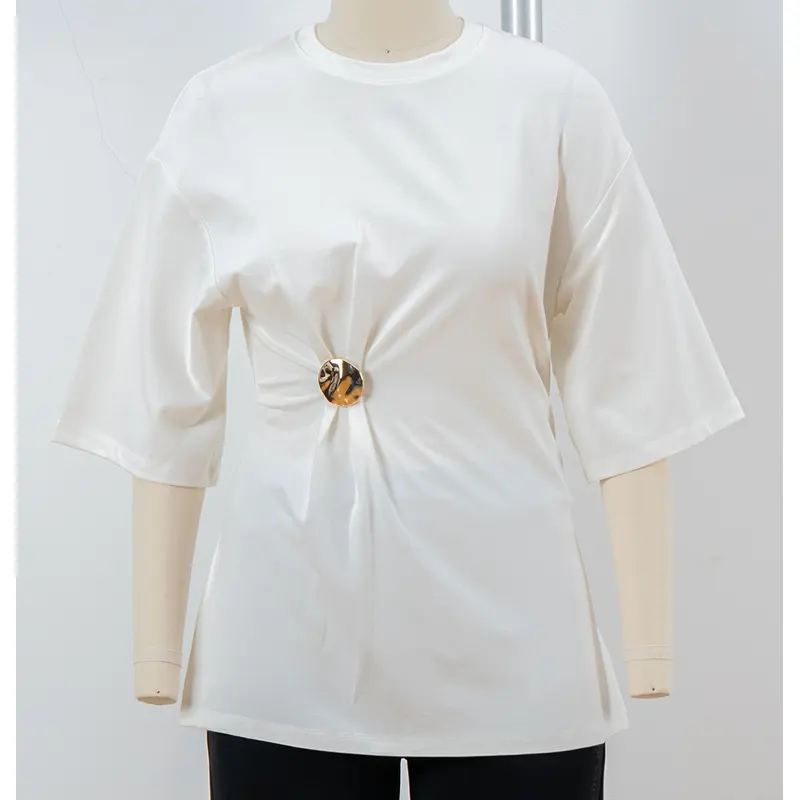Wit oversized T-shirt met ronde hals, verzamelde taille en rond ornament