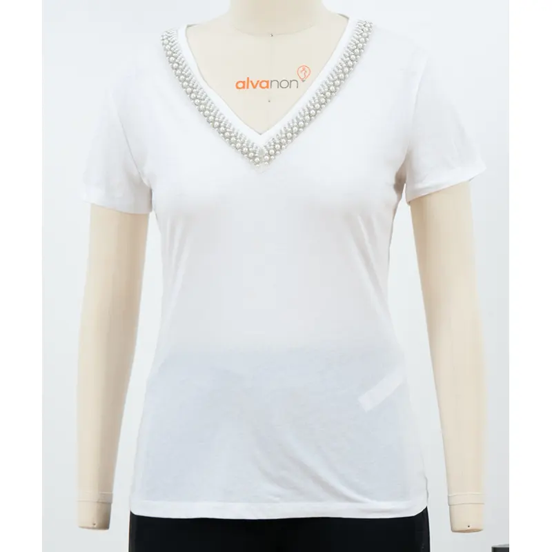 Wit T-shirt met V-hals en halslijn met kralenversiering